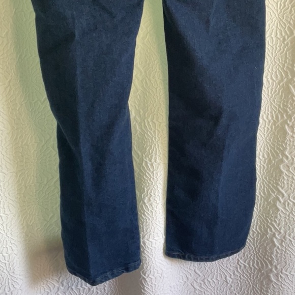 Wrangler Men's Deep Indigo Relaxed Jeans - Picture 2 of 10